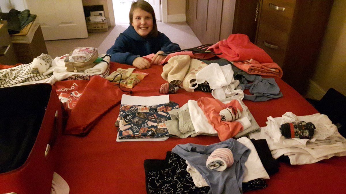 LongLeeLass's tweet image. Anyone would think Rowan &amp;amp; @stjosephskly were going to PARIS in a couple of days!!!!! #lightpacking #jealous