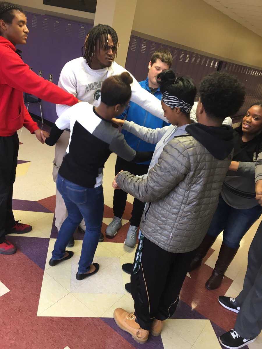 misstaylor_ela's tweet photo. Bringing FUN back into the classroom! #PlayDay #Speech #Performance #HUMANKNOTS #TeacherLife #ClassroomFun https://t.co/XmzWuEvq43