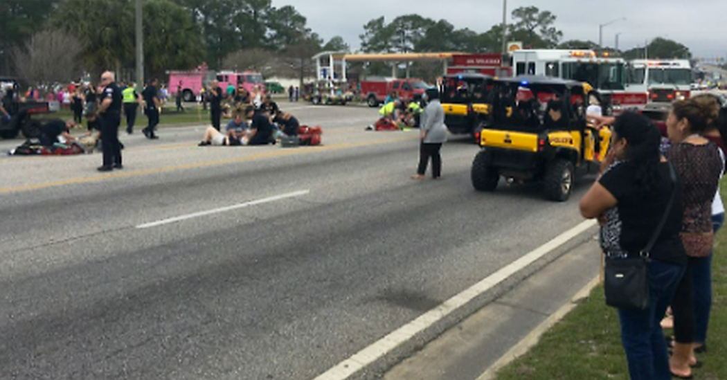 Okout_Comppa's tweet photo. S.U.V. Injures a Dozen Students in Alabama Mardi Gras Parade #Parades #MardiGras https://t.co/8SjpkwlHUH