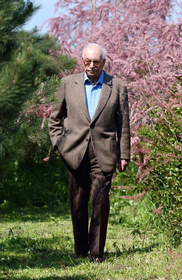 Rahmetle anıyorum....

Sen,ben,o varız diye güzel bu bahçe..Koparma farklı çiçekleri,kalsın renkleriyle kokularıyla

#YaşarKemal