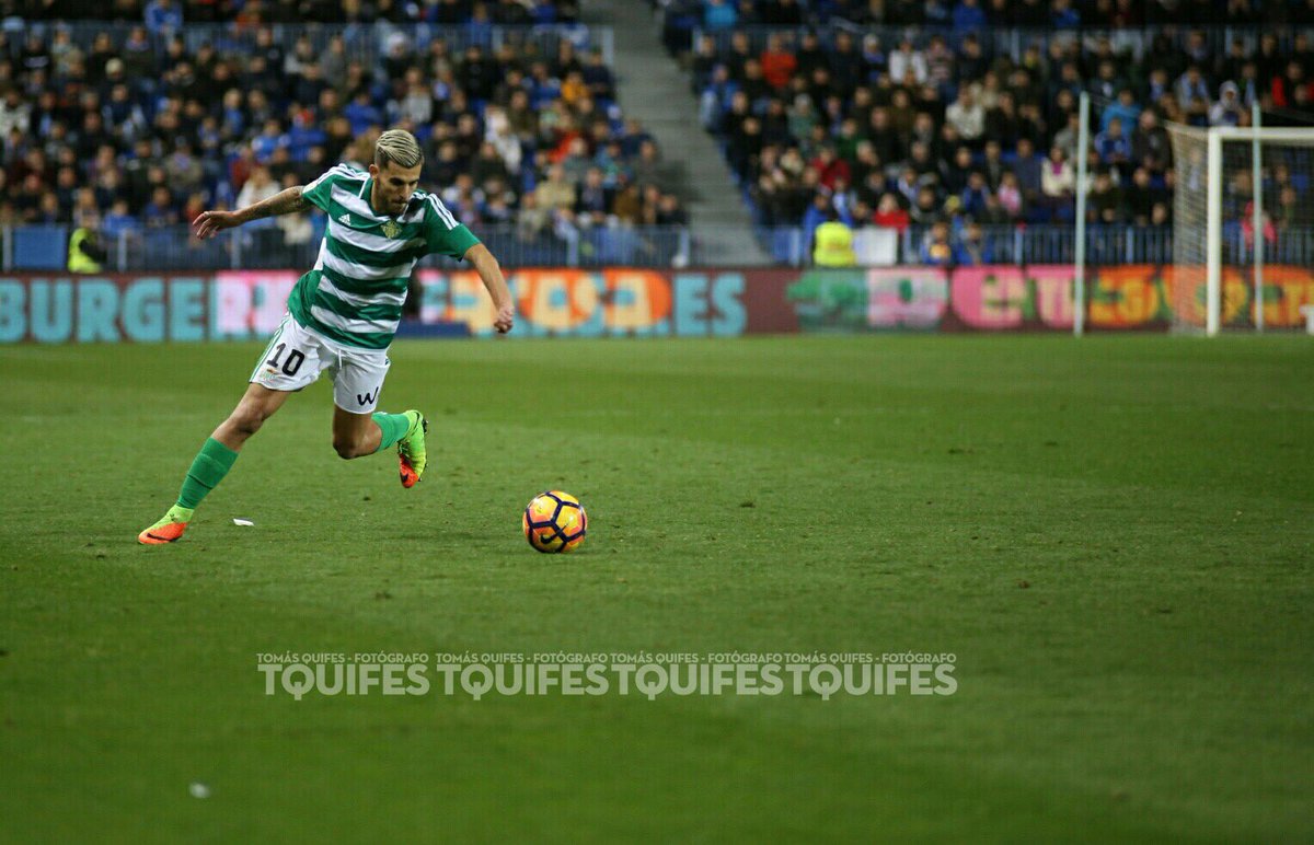 Beticismo's tweet photo. Final en La Rosaleda. El @RealBetis reacciona y logra los 3 puntos, a pesar de comenzar perdiendo ante el @MalagaCF. Fotografías: @TQuifes https://t.co/SOwPXJpqbO