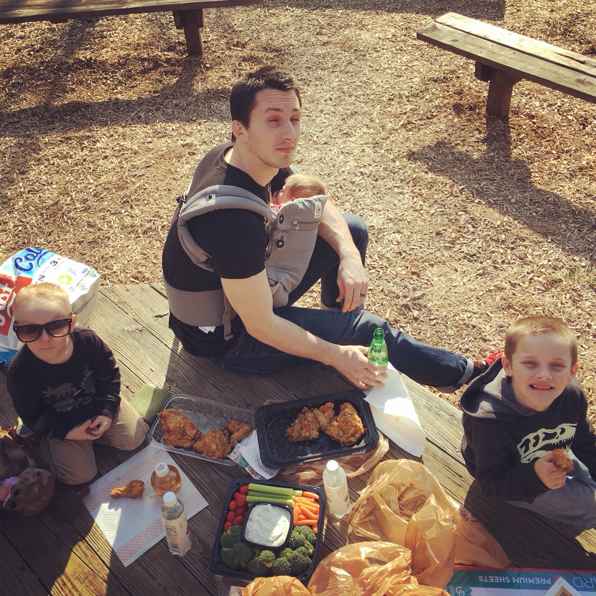 Momthingx3's tweet photo. The best things in life are free! https://t.co/Gp2YWYz0X0