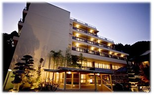 千代田区 区民宿泊施設の電話予約 繁忙期抽選期間 ５月３日 ６日泊 の空室は 3月1日午前10時30分から施設ごとに受け付けます キャンセル待ちもあり 湯河原千代田荘 0465 63 1153 メレーズ軽井沢 0267 45 2676