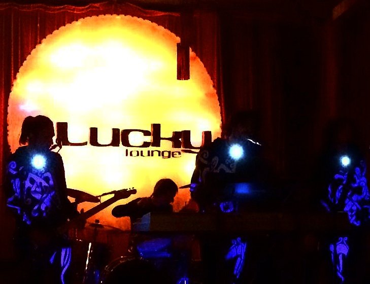 PiquedJacks's tweet photo. #AtlasTour 2015| US leg 7/10
Fab night in #ATX w/ @tpurplefishes & @goldminor when we discovered "Lucky Lounge" written on the Sun. #UStour https://t.co/zc2TF3PwOw