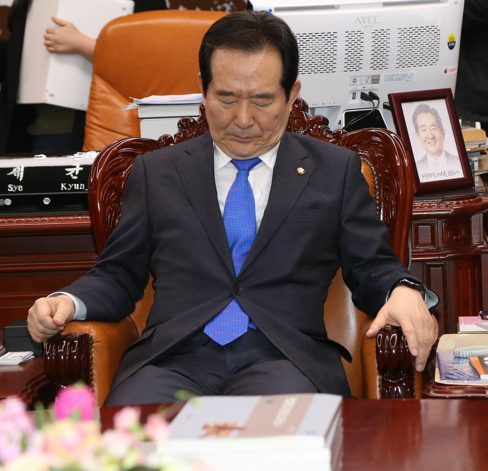 정세균의장 “특검법 개정 직권상정 안한다”
hani.co.kr/arti/politics/…
우병우, 이영선 영장기각
특검연장불허
되는게 없네

의원수 200명이 넘는 4야당은  
특검법 하나 발의 못하고
국회의장은 "민의"를 외면하고

국민은 누굴믿나?