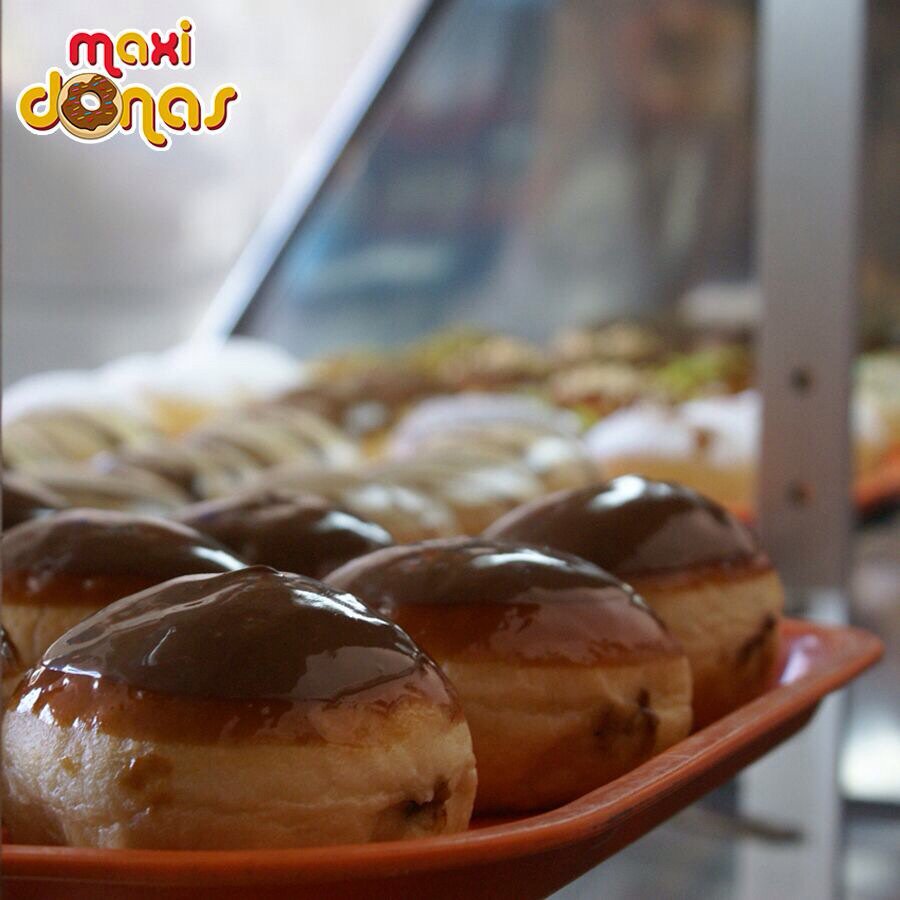 MaxiDonas_ve's tweet photo. Siempre encontrarás un momento para compartir... #MaxiDonas 🍩😋💕
#NoSonDonasSonMaxiDonas
#ChocoArequipe https://t.co/cGChcxxyM2