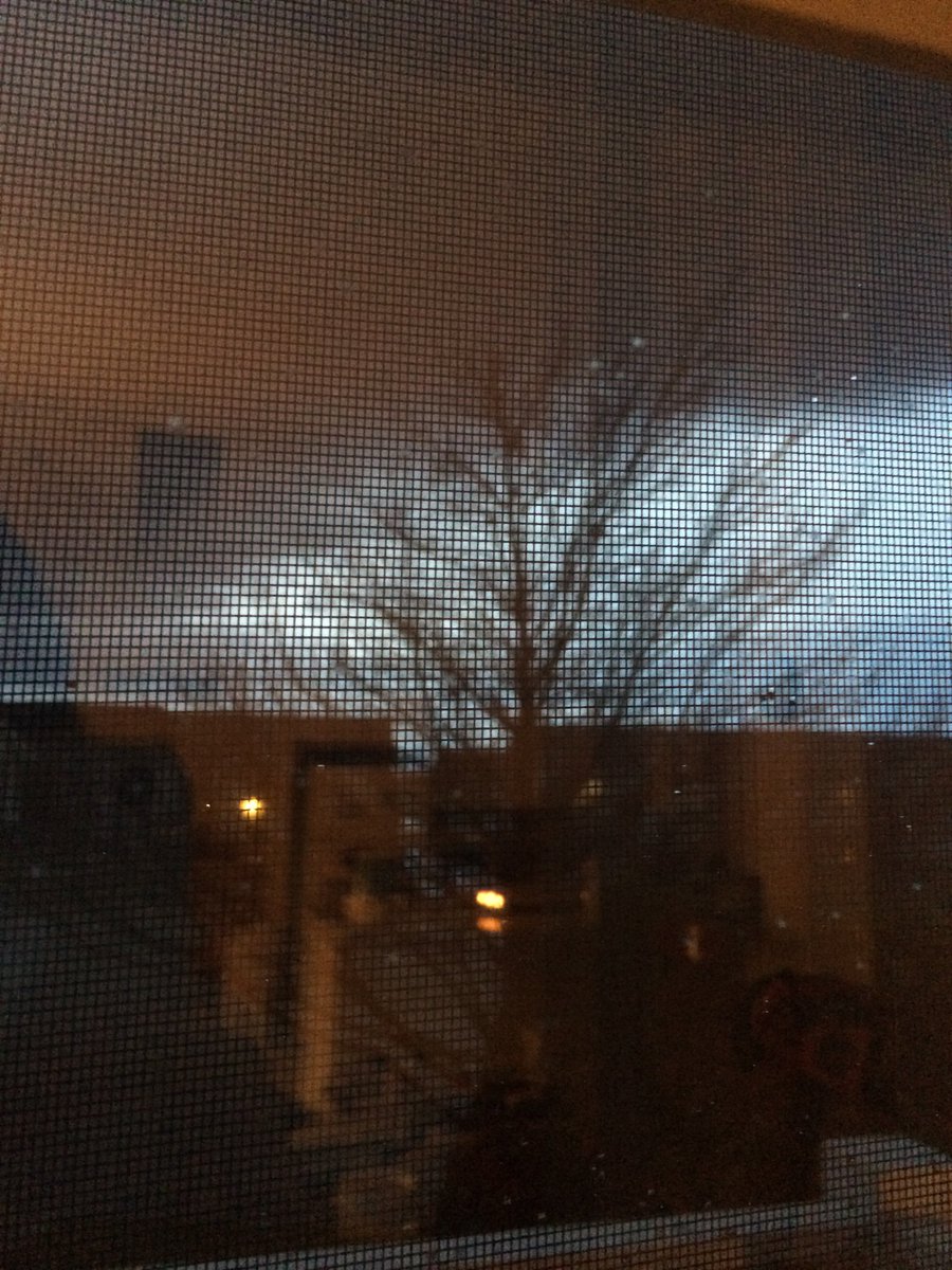sbasky22's tweet photo. @WGNNews @WGNWeather outside my window just a few minutes ago. It was bright and then very dark in the matter of 2min. #Dekalb #IL https://t.co/RSetuOzPly