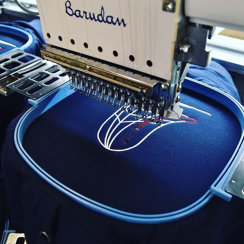 On brode, on brode... #broderie #textile #personnalisation #sweat #pull #brodé #montpellier ift.tt/2l9bBjW