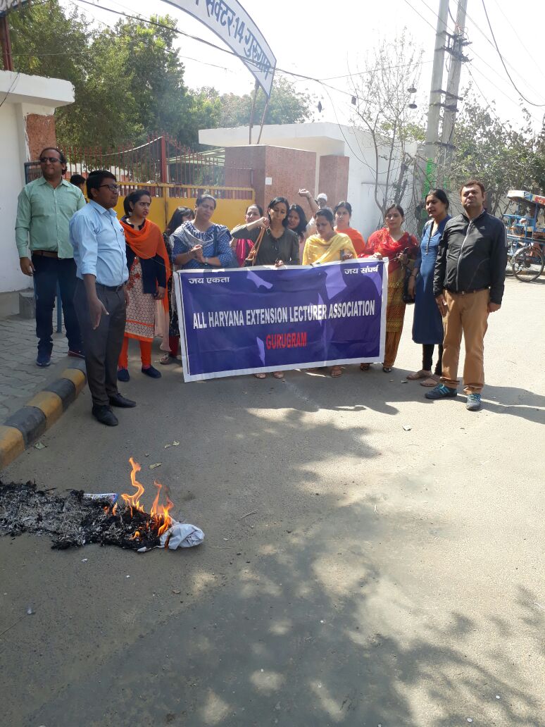 NarwalBhupender's tweet photo. Govt. is doing exploitation of Extension Professor. Die for justice
@PMOIndia @CMOMaharashtra @cmohry @fmohry @ChBirenderSingh @aajtak https://t.co/garrC4mErY