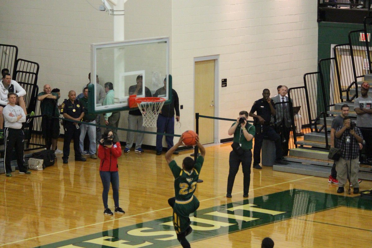 aggie031's tweet photo. Cy Falls Wins! Nigel Hawkins with Monster Jam earty in the game!,#cyfallshoops @CyFallsHoop @_jacobwiley @CFABooste @KPRC2 https://t.co/4P2l3G2ak2