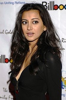 Today is Noureen DeWulf\s birthday! Happy 33rd birthday! 