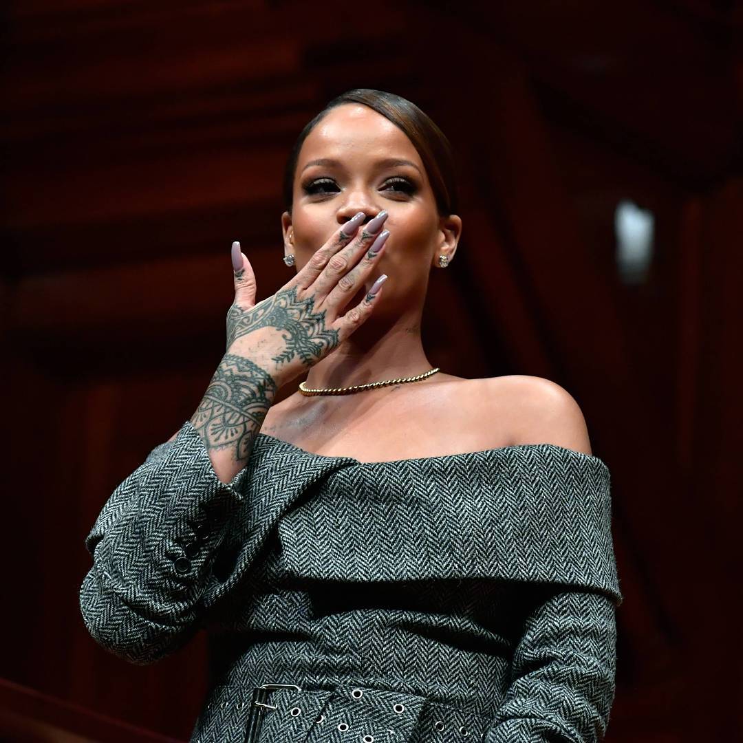 BarbadosToday's tweet photo. #Rihanna accepting her award as Harvard's 2017 Humanitarian of the Year. Congratulation #Riri @rihanna 
https://t.co/XAQAf5EkMs https://t.co/p2ecNNpbGS