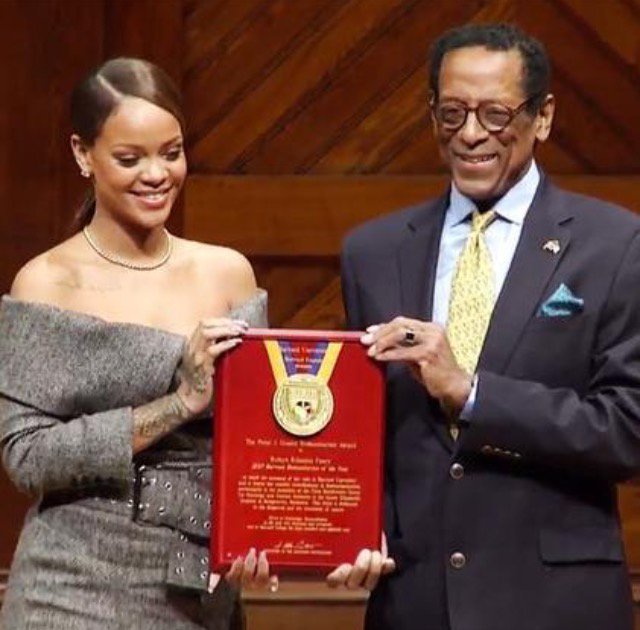 BarbadosToday's tweet photo. #Rihanna accepting her award as Harvard's 2017 Humanitarian of the Year. Congratulation #Riri @rihanna 
https://t.co/XAQAf5EkMs https://t.co/p2ecNNpbGS