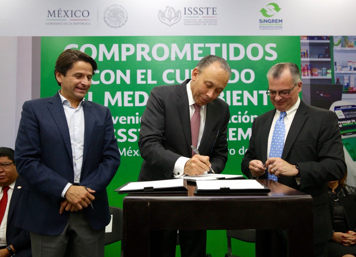 <a href="/ISSSTE_mx/">ISSSTE</a> y <a href="/singremac/">SINGREM AC</a> firmaron convenio e instalarán 200 contenedores de medicamentos caducos o en desuso en unidades médicas.