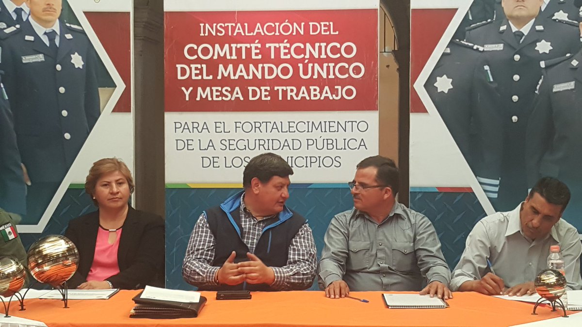 sspdgo's tweet photo. @sspdgo @castrellon3 se reúne con el alcalde Victor Hugo Ramirez, para el fortalecimiento de la #Seguridad en #SanJuandelRio #Durango https://t.co/WOl6SvpkOW