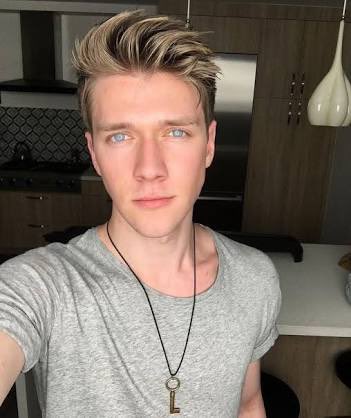 V1Trixie's tweet photo. THAT EYES IS KILLING ME😂😘❤@CollinsKey https://t.co/ODCe0Seilb