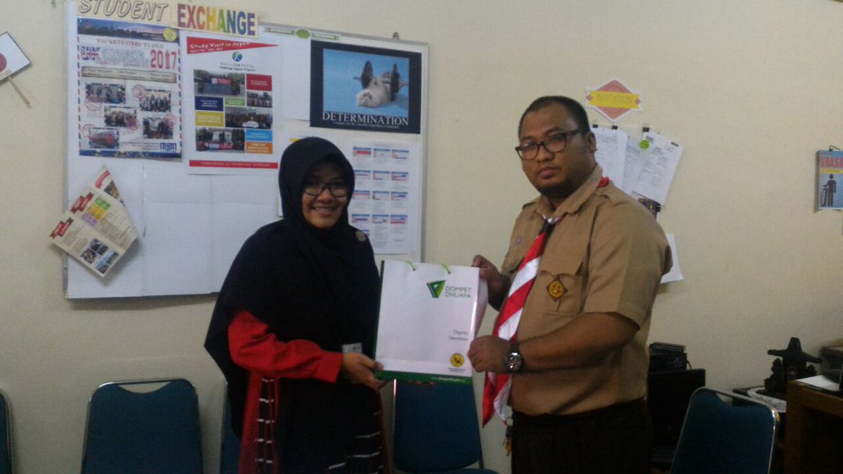 dompetdhuafaorg's tweet photo. Serah terima donasi dari SMP Labschool Rawamangun untuk program recovery Garut, terima kasih Sahabat #LoveGarut https://t.co/EuADx94Csx