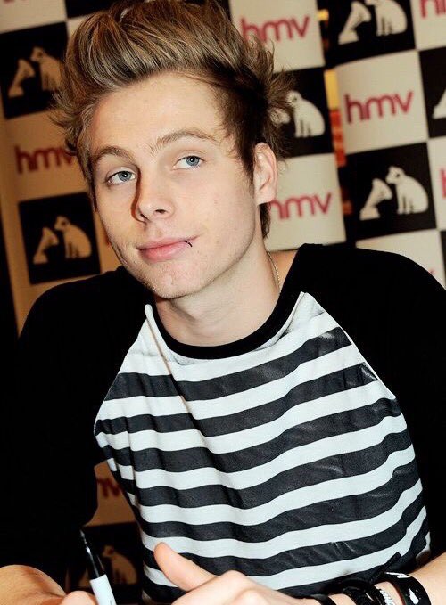 luckiIyluke's tweet photo. this was a glorious day for luke stans https://t.co/xRyDJ4AWIw