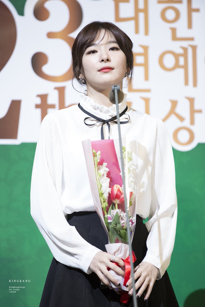 kingkangseulgi's tweet photo. 170228 대한민국 연예예술상 시상식 사랑스러운 꽃과 #슬기 💕 #SEULGI https://t.co/NcKhYCfXGa