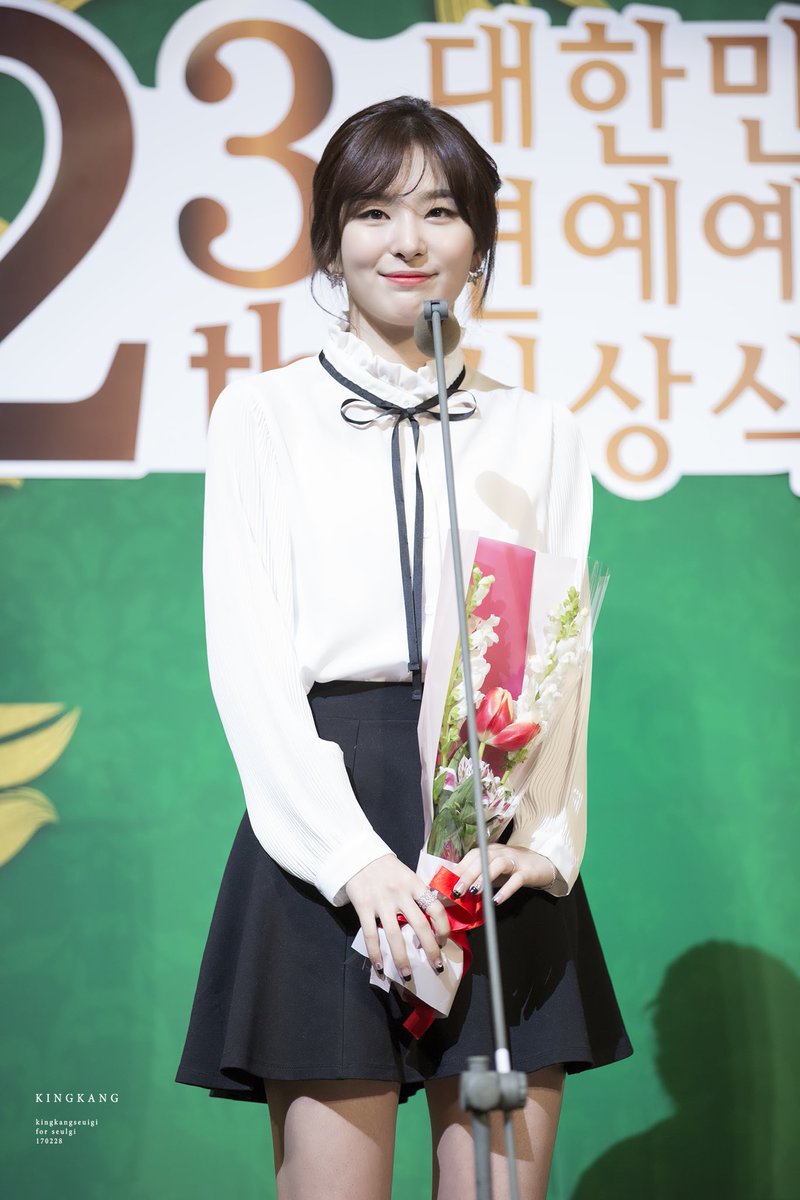 kingkangseulgi's tweet photo. 170228 대한민국 연예예술상 시상식 사랑스러운 꽃과 #슬기 💕 #SEULGI https://t.co/NcKhYCfXGa