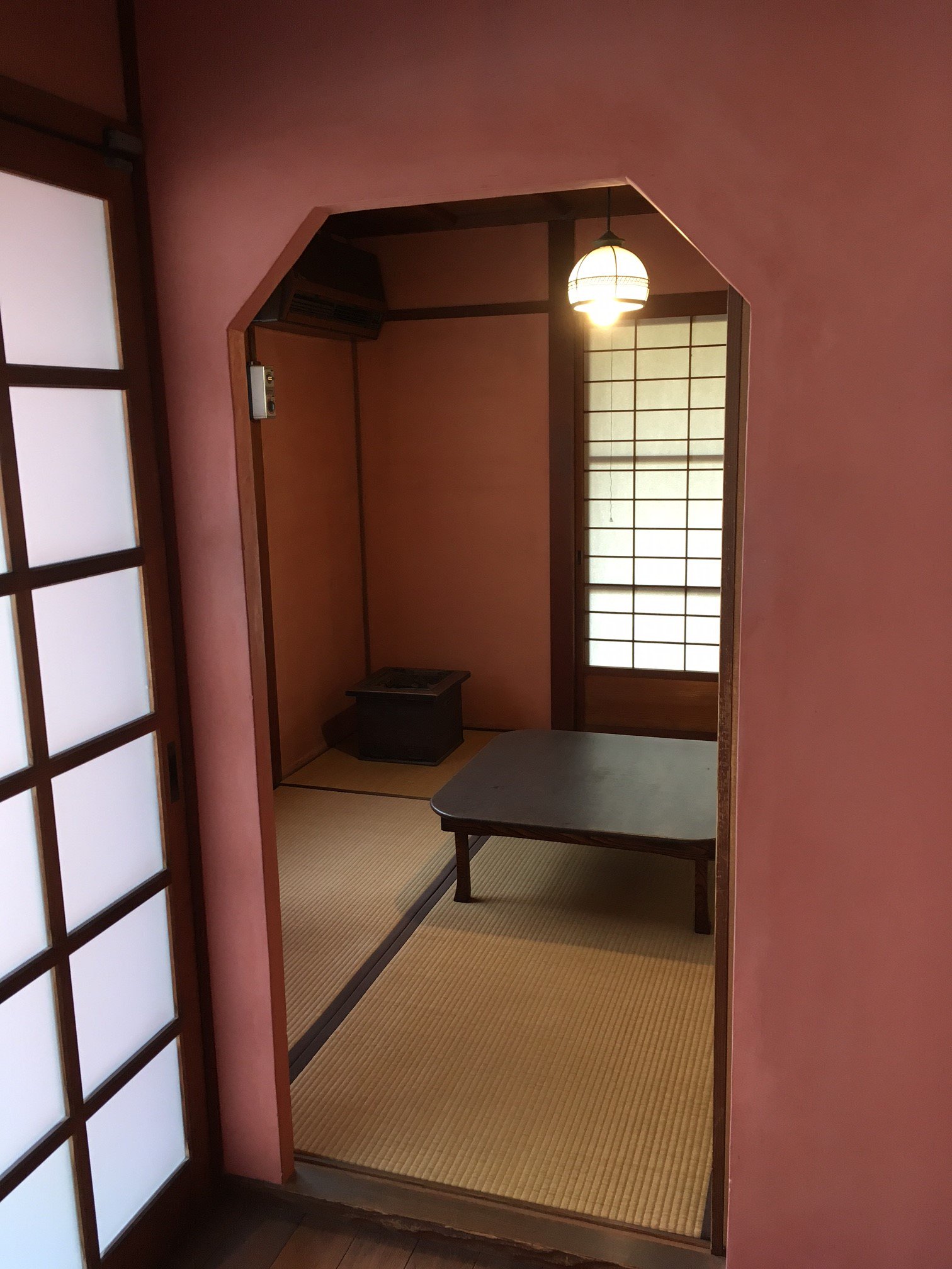 夢二郷土美術館(公益財団法人 両備文化振興財団) On Twitter: "～夢二生家・少年山荘 七つのミステリー～ その六：ピンク色の和室 少年山荘 、和室の壁の色はなぜかピンク色になっており、お客様から「カワイイ！」とご好評頂いております。和室の壁がピンクというと奇抜な ...