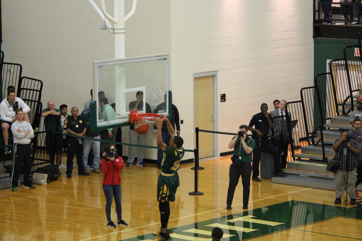 aggie031's tweet photo. Nigel Hawkins with Monster Jam earty in the game!, Cy Falls Wins Again!,#txhshoops, #cyfallshoops https://t.co/ut1tBgTaJF