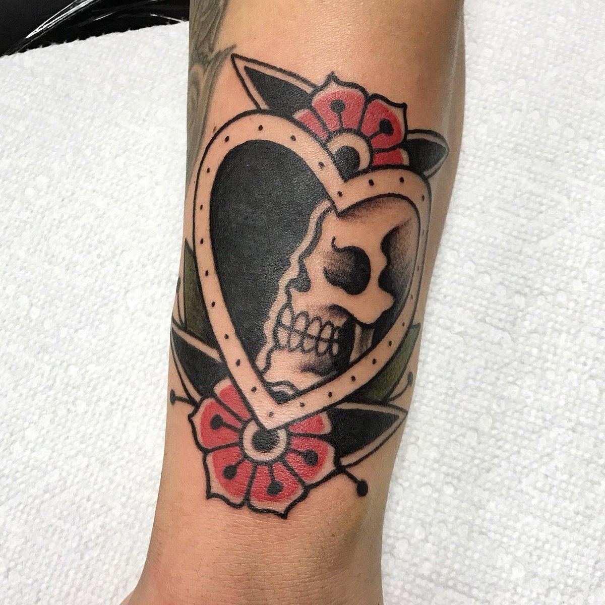 SkagDoll's tweet image. The best thing in the world when you're a tattoo artist is when people ACTUALLY ask you to tattoo your original designs on them.
#funshit
