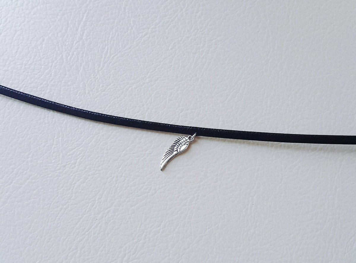 요새 가죽 팔찌에 꽃혀서 남은 끈으로 초커만들어버리기~