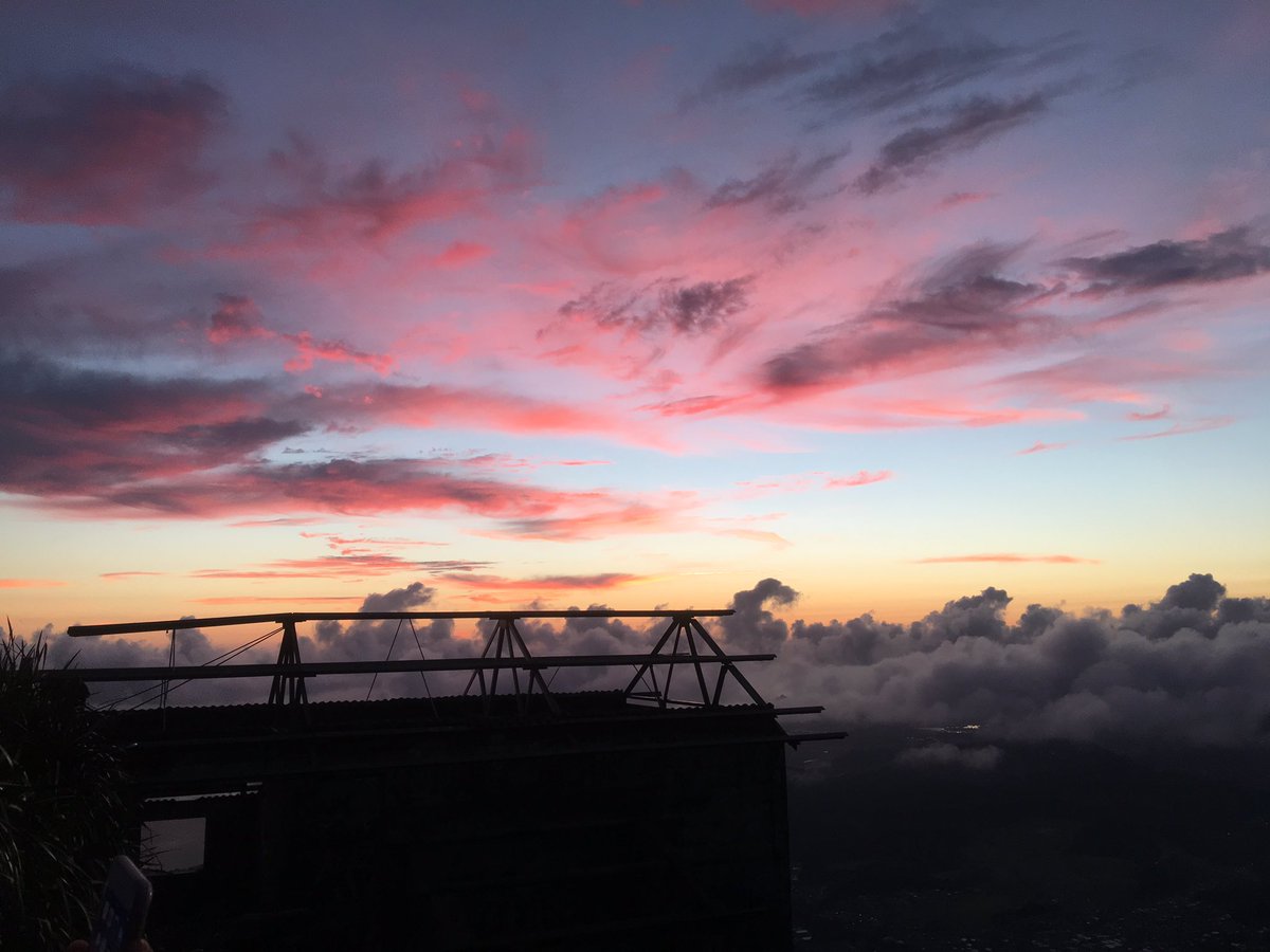 peytonfedler's tweet photo. getting up at 3 am, risking a $1,000 fine and climbing 4,000 stairs was well worth it for this view https://t.co/QShQhiM8pO