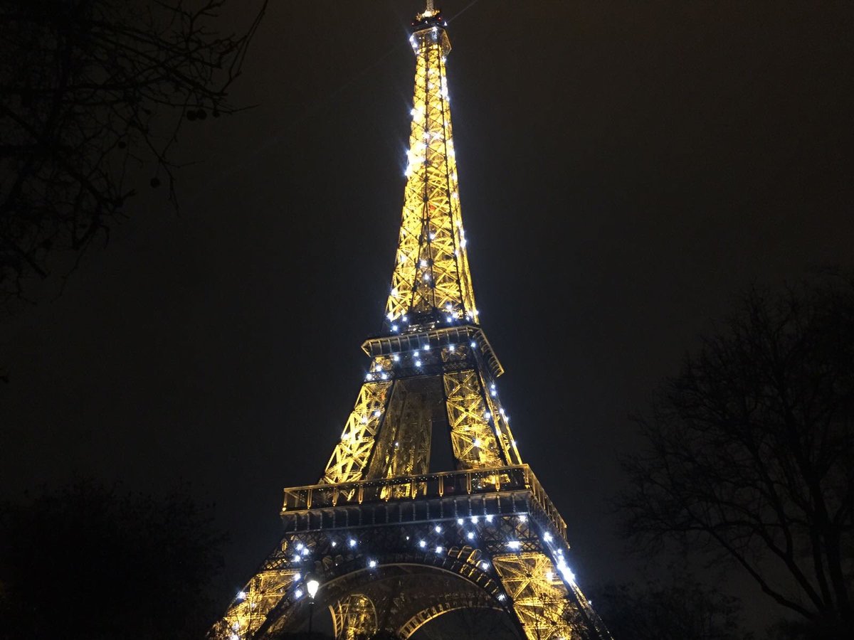 TravelBlob's tweet photo. #Eiffel #tower shining like a #diamond in the #Paris sky

https://t.co/8YiXDKsKSz

#france #romance #nightsky #travel #lovethiscity #iconic https://t.co/yaH4mszDSx
