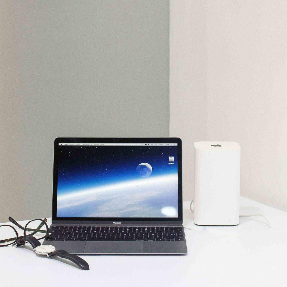 Agoramallrd's tweet photo. La nueva Airport Time Capsule de Apple, disponible en @iZoneRD, será tu mejor aliada para navegar a toda velocidad por Internet. #AgoraMall https://t.co/lZwScEZI84