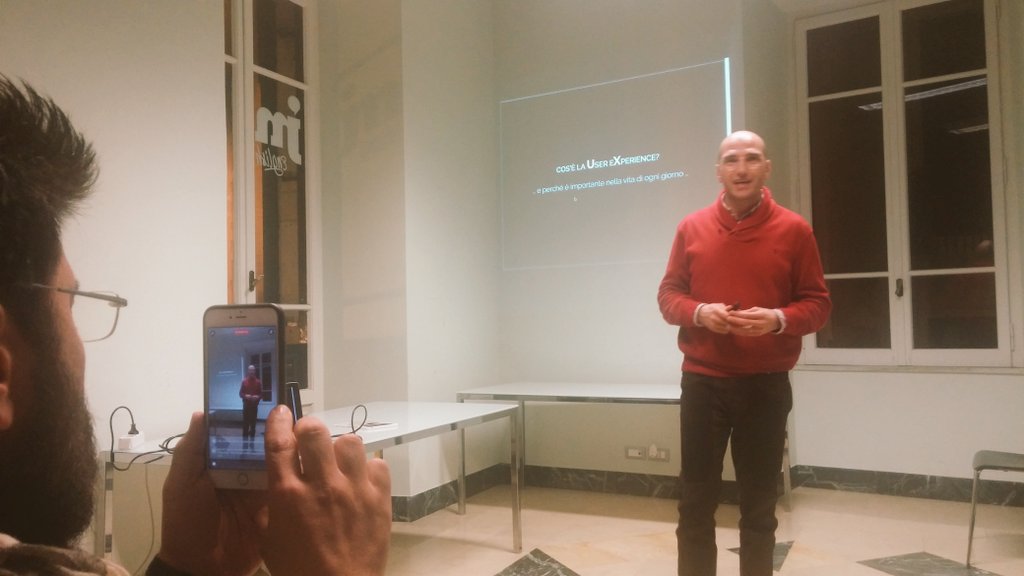 StartupMessina's tweet photo. Il bravo @fstagno presenta lo #uxbook club #messina. Il primo appuntamento é lunedì prossimo! #fdime #avaiava https://t.co/m96AIusUAS