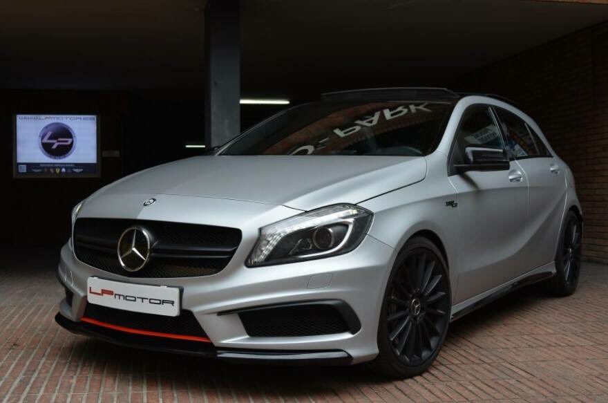 Mercedes-Benz Clase #A45 #AMG de color original Gris Montaña, y vinilado en plata mate.
#LPMotor