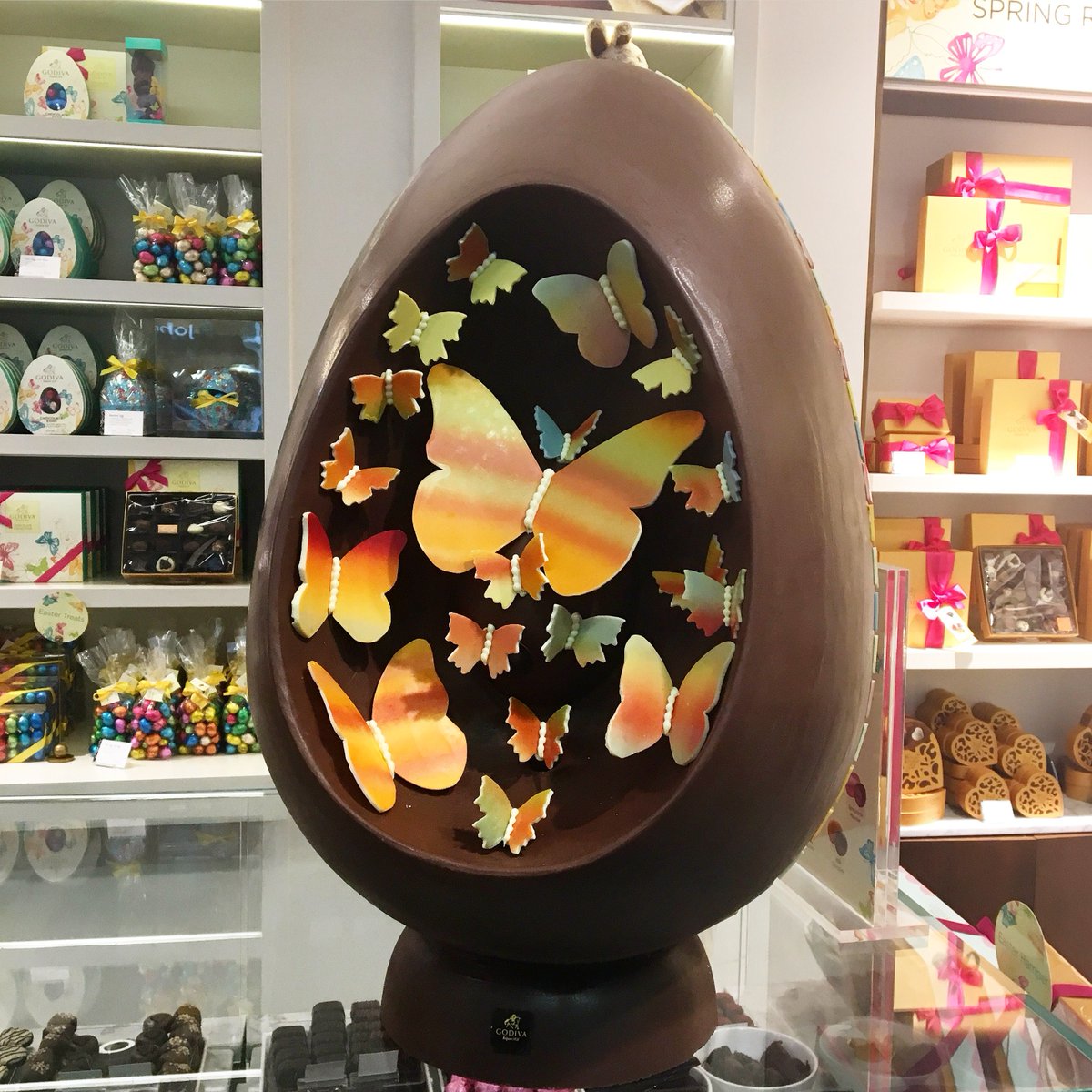 GodivaUK's tweet photo. We can't get over the excitement of the last two days, the countdown to #Easter is officially on! #BelgianArtistry https://t.co/chYWIW8YGB