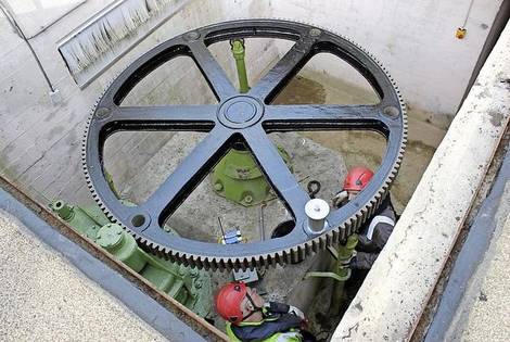 Inhijsen laatste twee opgeknapte vloeddeuren van Stevinsluis in Den Oever verloopt soepel dlvr.it/NdWYk6