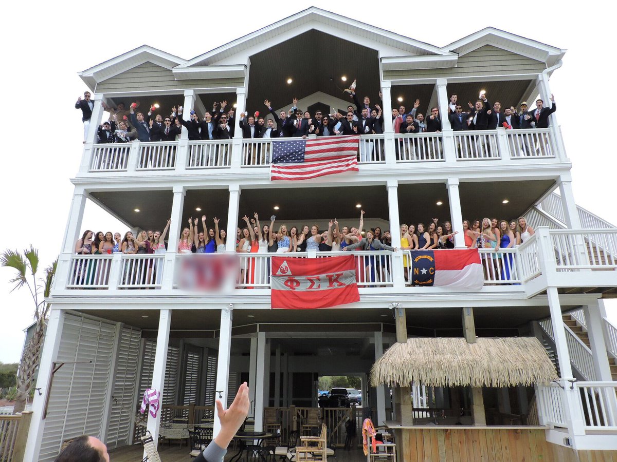 UNCCPhiSig's tweet photo. We would like 2 take a moment to wish a Happy Founders to all of our Brothers across this Great Nation!! #DamnProud #FoundersDay #144years https://t.co/rdSdndBc7t