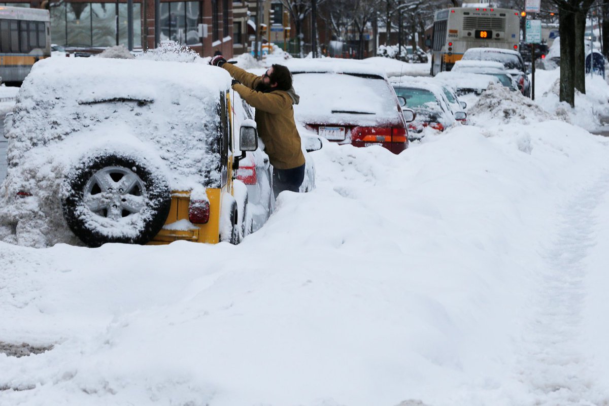 iceandsunshield's tweet photo. These cars would already be in the road if they had the @iceandsunshield https://t.co/yDKnW0hwV2 #stellablizzard #stellablizzard2017 https://t.co/xYQZWD11hk