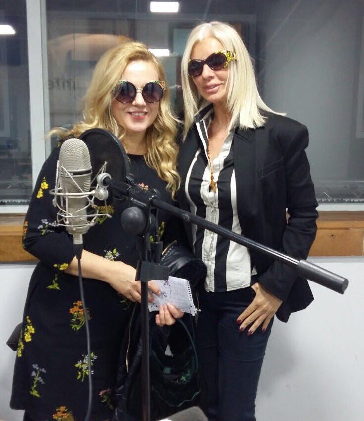 susanagasch's tweet photo. Hoy nos visitó @Angela_DLM #Diseñadora #GafasSol #newmodels Cómpralas este #verano  🕶!!!! https://t.co/hUKVhZkUAa