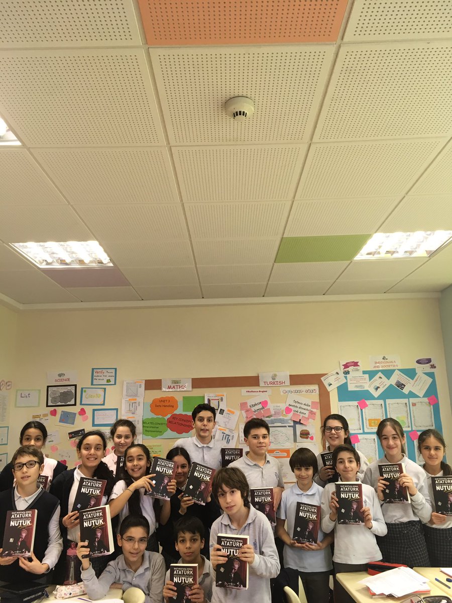 Değerli Kurucumuz Dr.Rüstem Eyüboğlu,Gazi Mustafa Kemal Atatürk'ün nadide eseri Nutuk'u öğrencilerimize armağan etti.<a href="/melizkatlav/">Meliz Katlav</a>