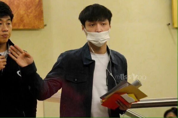 peachysooo's tweet photo. yixing accepting letters from the fans at the airport makes my heart melt https://t.co/wQ2L3LNJY0