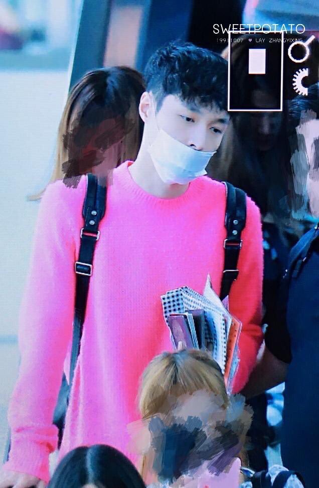 peachysooo's tweet photo. yixing accepting letters from the fans at the airport makes my heart melt https://t.co/wQ2L3LNJY0