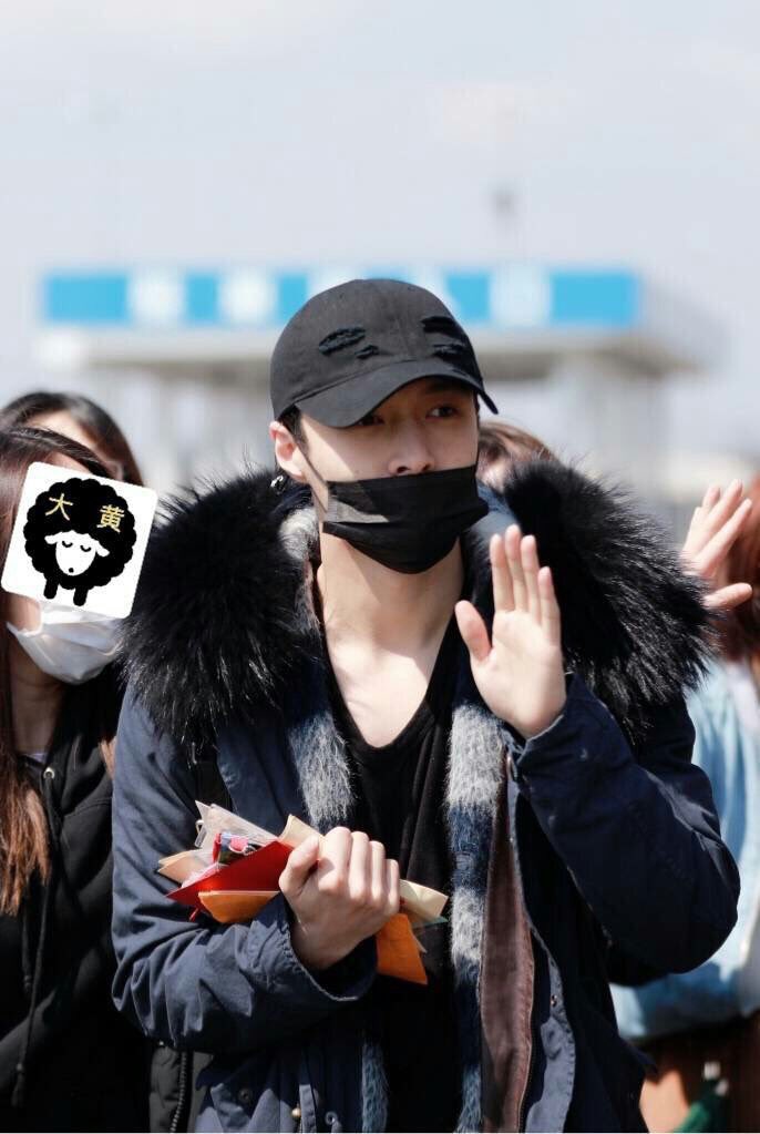 peachysooo's tweet photo. yixing accepting letters from the fans at the airport makes my heart melt https://t.co/wQ2L3LNJY0