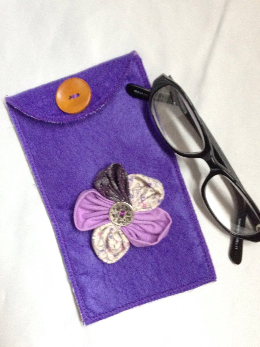 ShabbySheUK's tweet image. Fabric flower pouch, Soft Glasses case, Purple sunglasses case, Fe… tuppu.net/450708b4 #shabbysheuk #PurpleCase