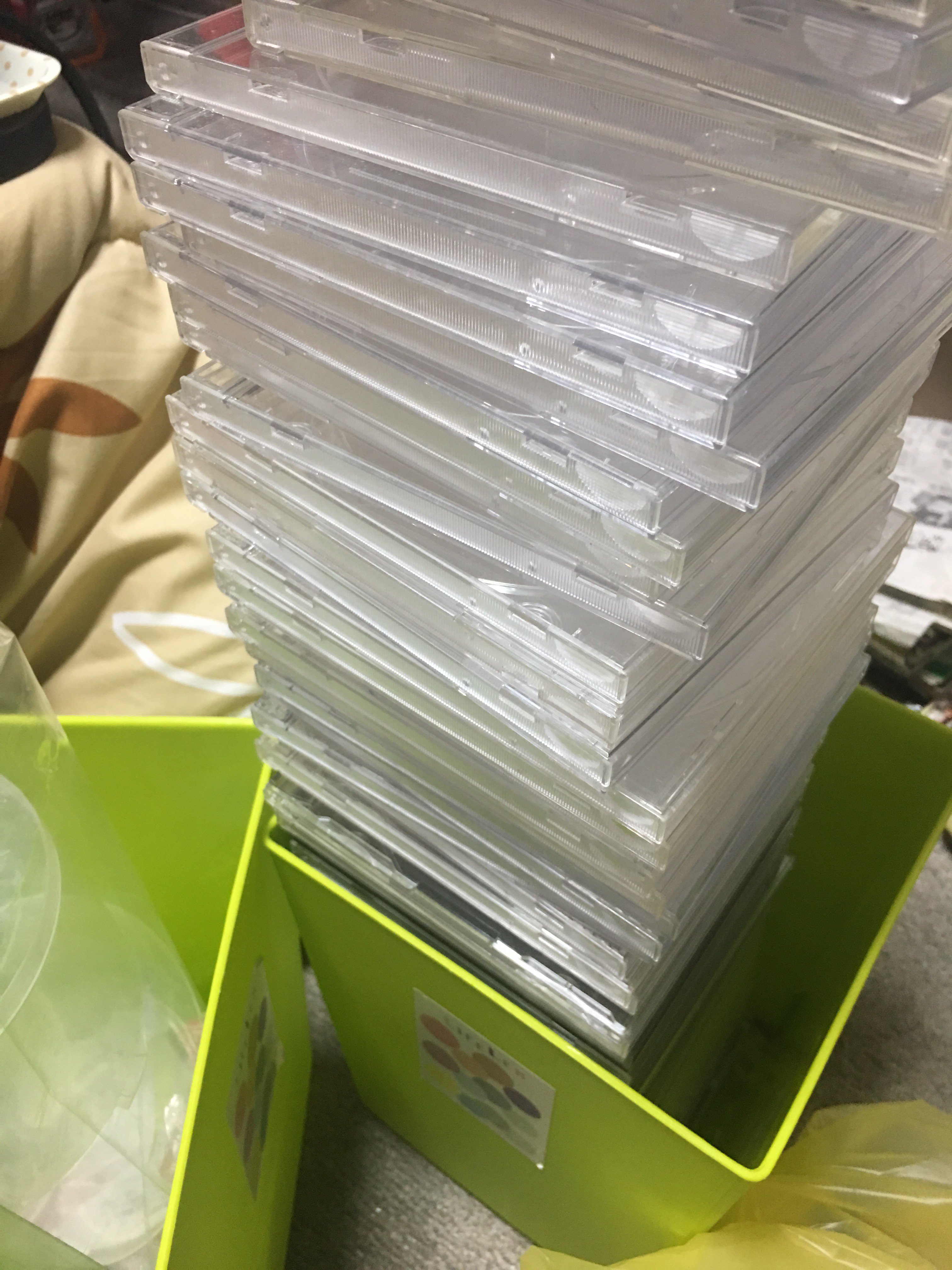 タタミン 例えば京都市のゴミ出しルールでは Cdケースのみは普通のゴミ として出すんだけど ディスク込みなら記録媒体回収に出す いつも これ燃えるゴミって言うからみんなプラスチック包装容器ごみと勘違いするんだよな と思っていたところ 燃える