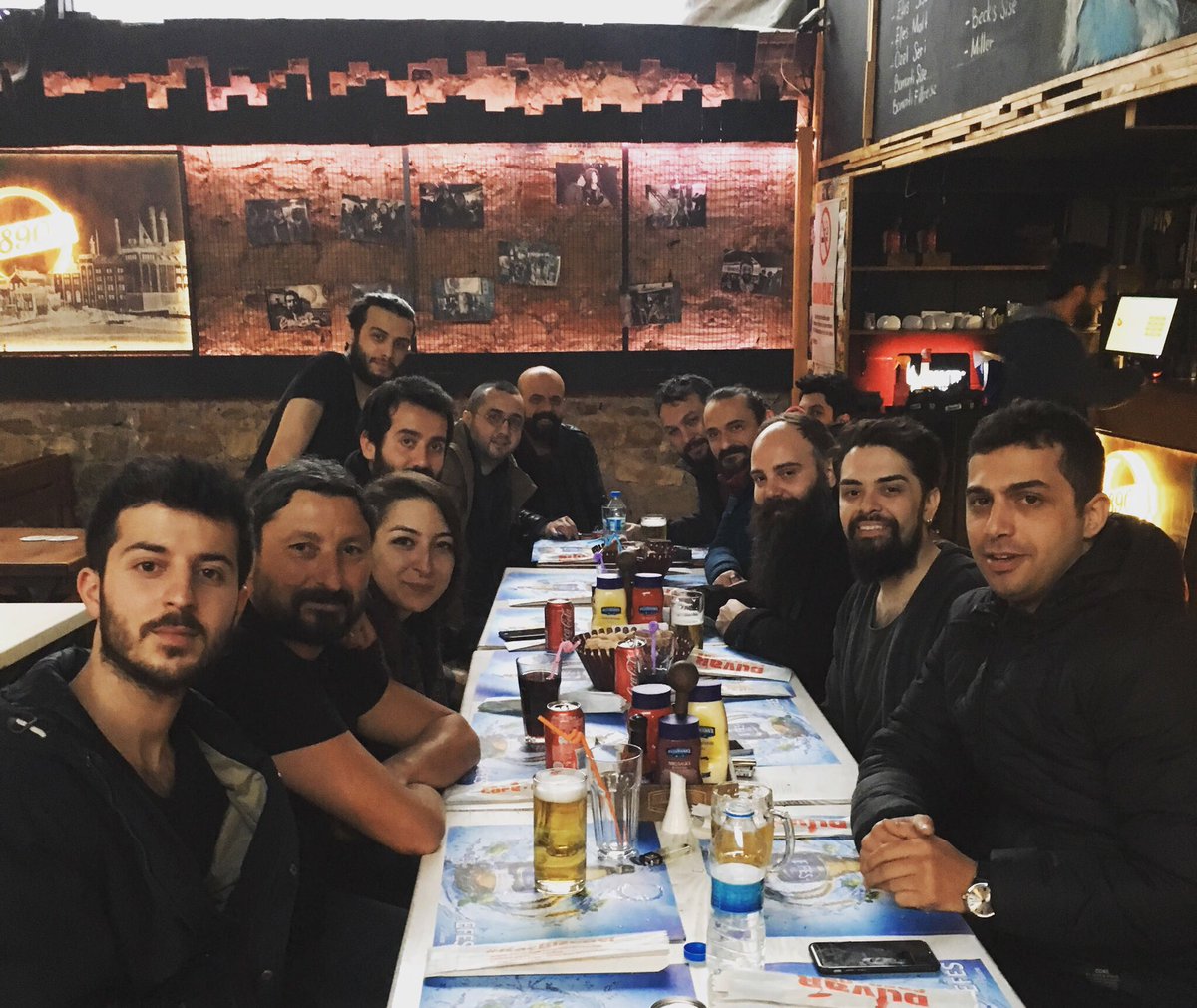 CamurOfficial's tweet photo. Çanakkale #duvarbar 'da soundcheck'i bitirdik, yine büyük dost masasında bekliyoruz konserimizi ve tabiki sizleri de. #konser #çamurturnede https://t.co/CN1oq2QyPe