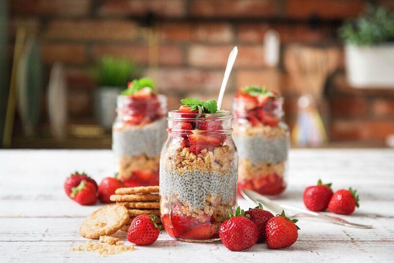 HelloFresh's tweet photo. #HelloFreshFact: Eight strawberries contain more Vitamin C than a medium sized orange. Toss them into your salad tonight! #WednesdayWisdom https://t.co/L5ntHCs0Zb