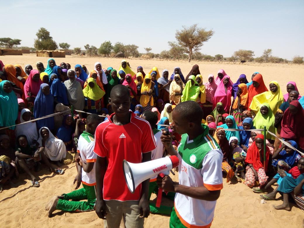 amadoumirak's tweet photo. En campagne de sensibilisation pour la scolarisation des jeunes filles. 
La jeunesse du #Niger est au coeur du changement! @COMDEV2016 https://t.co/WCz097eBnB