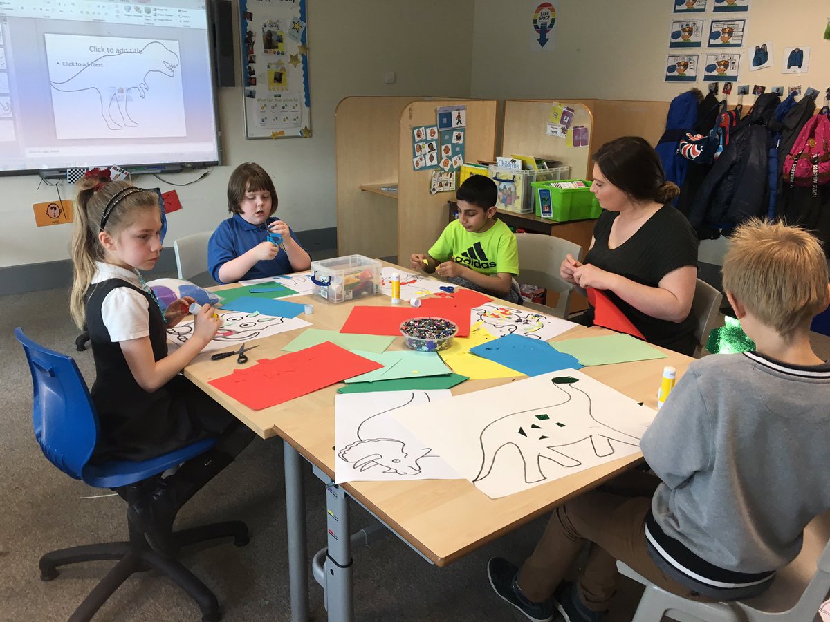 GrangeHannah1's tweet photo. Dinosaur arts and crafts βοΈππ #messy #volcanomaking #dinoworld https://t.co/iTyiscSnww