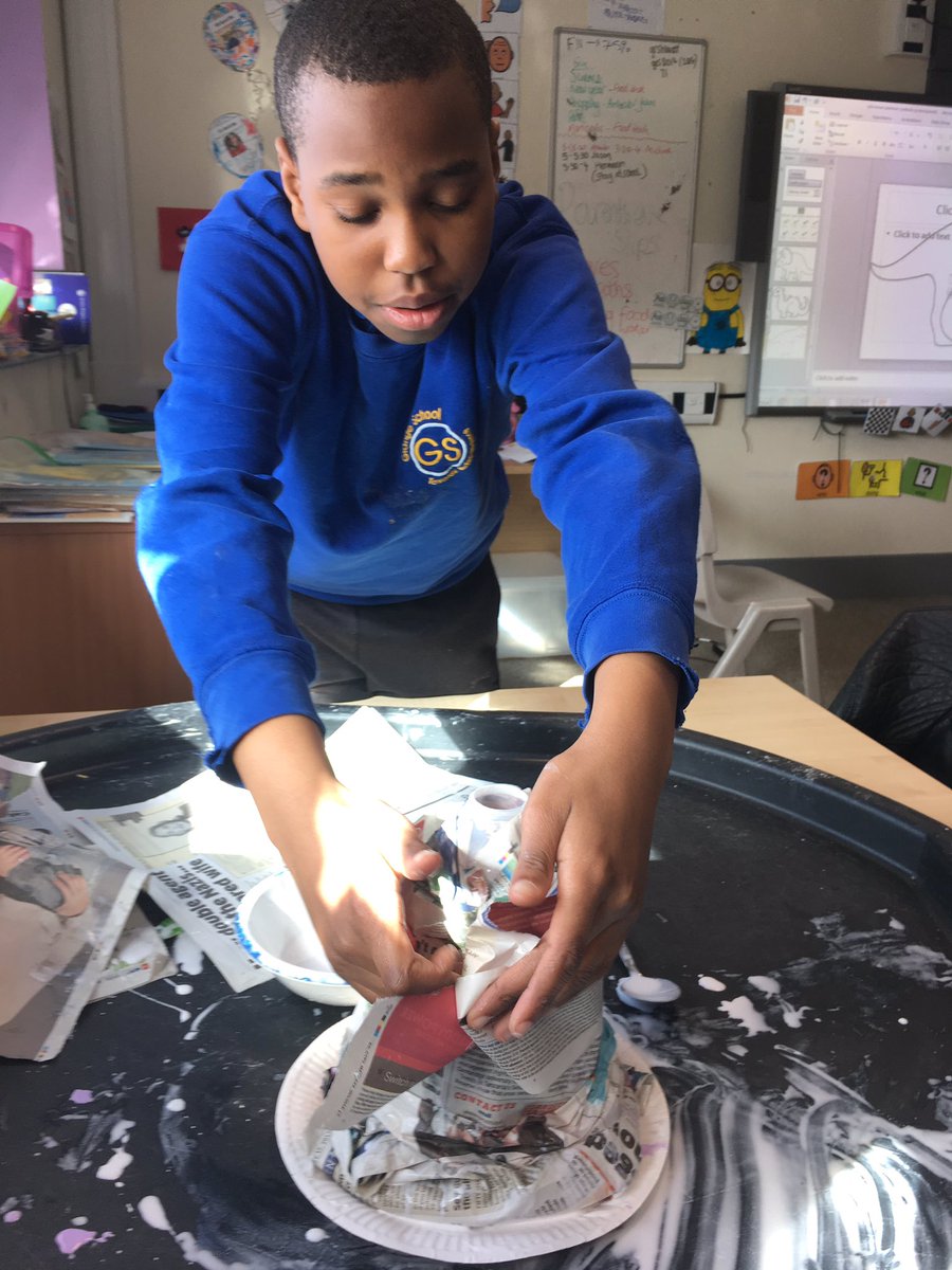 GrangeHannah1's tweet photo. Dinosaur arts and crafts βοΈππ #messy #volcanomaking #dinoworld https://t.co/iTyiscSnww