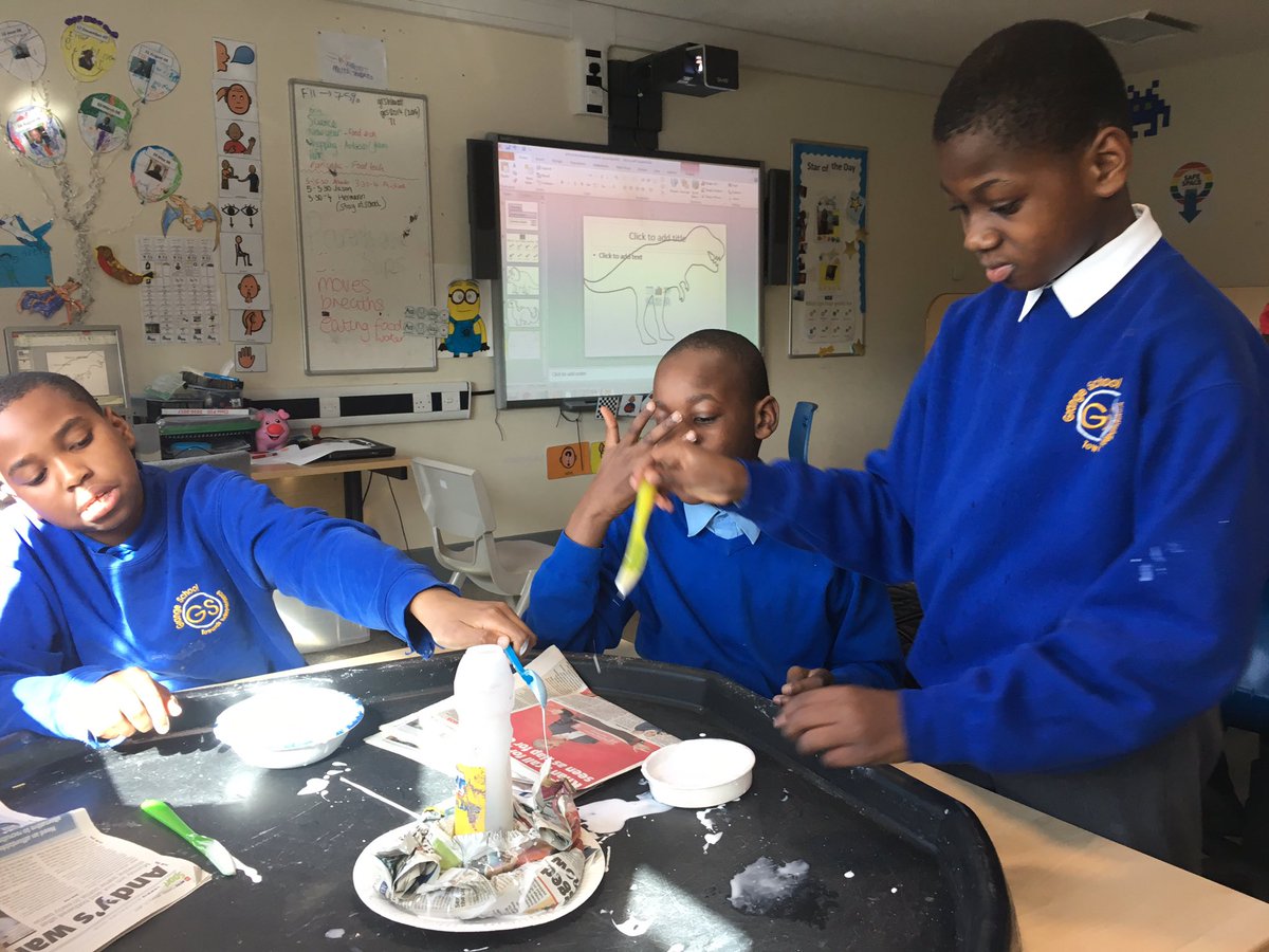 GrangeHannah1's tweet photo. Dinosaur arts and crafts βοΈππ #messy #volcanomaking #dinoworld https://t.co/iTyiscSnww